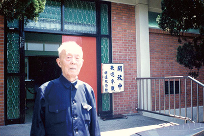 1999年9月27日，作者在临清“季羡林先生资料馆”前留影。 - 图5