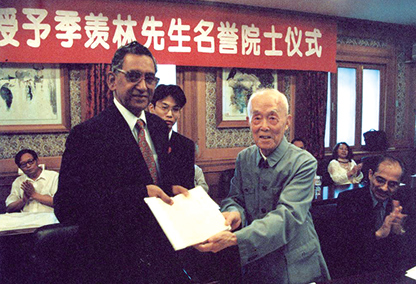 1999年9月27日，作者在临清“季羡林先生资料馆”前留影。 - 图7