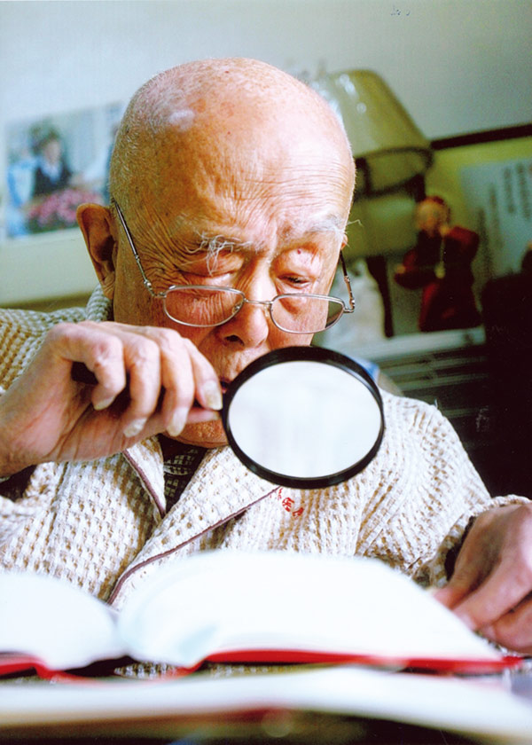2006年1月26日，作者借助高倍放大镜读书。 - 图2