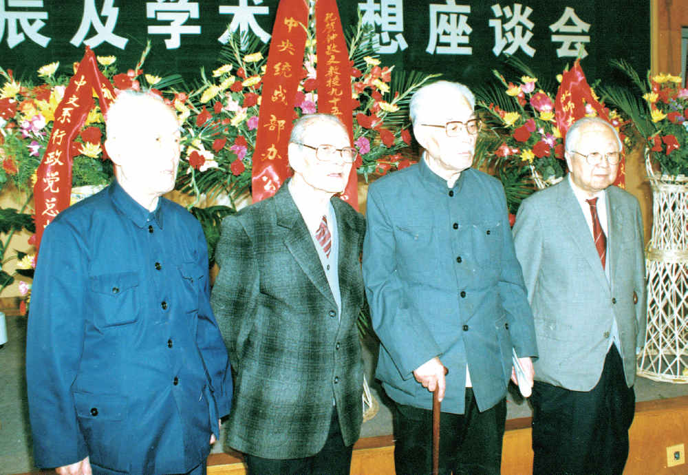 1997年10月，作者在北大校园散步。（唐师曾摄） - 图4