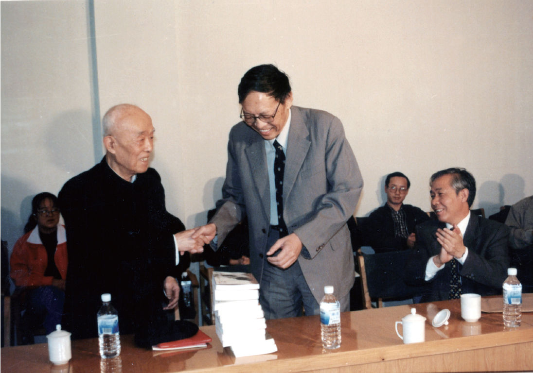 1997年10月，作者在北大校园散步。（唐师曾摄） - 图5