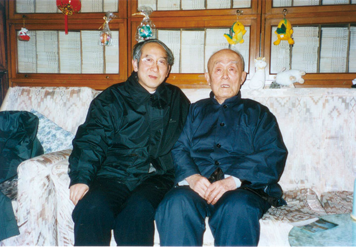 2006年1月26日，作者借助高倍放大镜读书。 - 图5