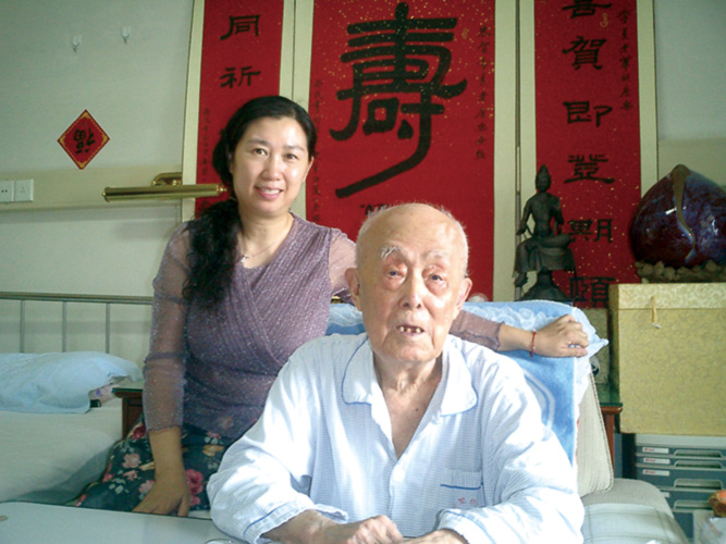 2006年1月26日，作者借助高倍放大镜读书。 - 图6