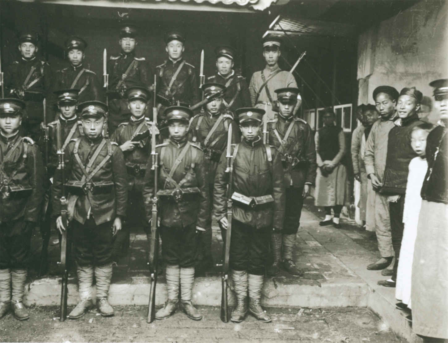 坐在轿子里的路德维希·魏斯，在去领事馆的路上，1912～1913年。 - 图13