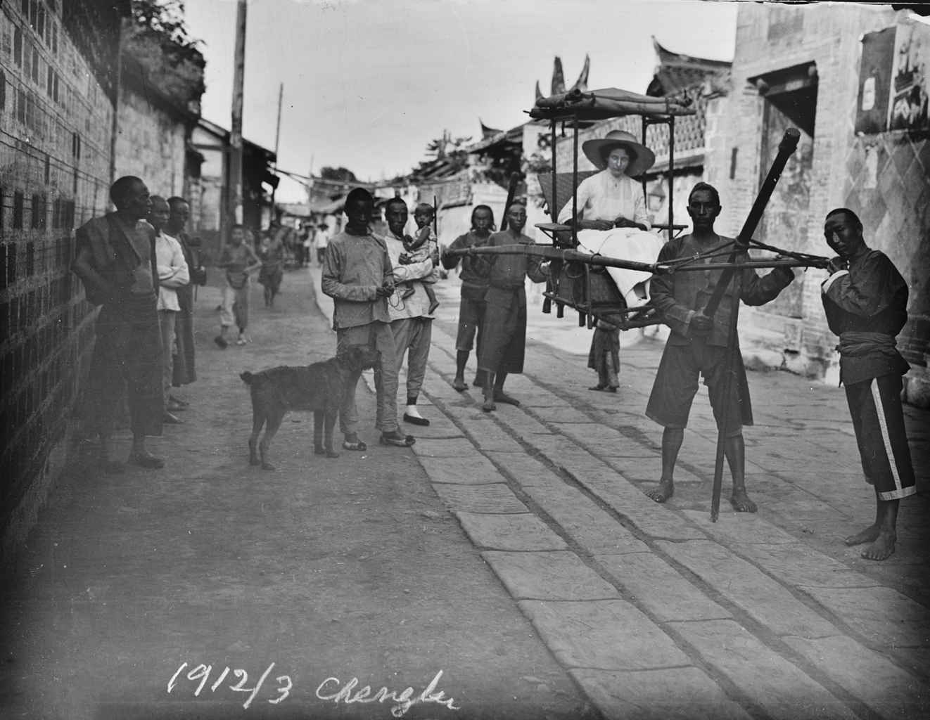 坐在轿子里的路德维希·魏斯，在去领事馆的路上，1912～1913年。 - 图2