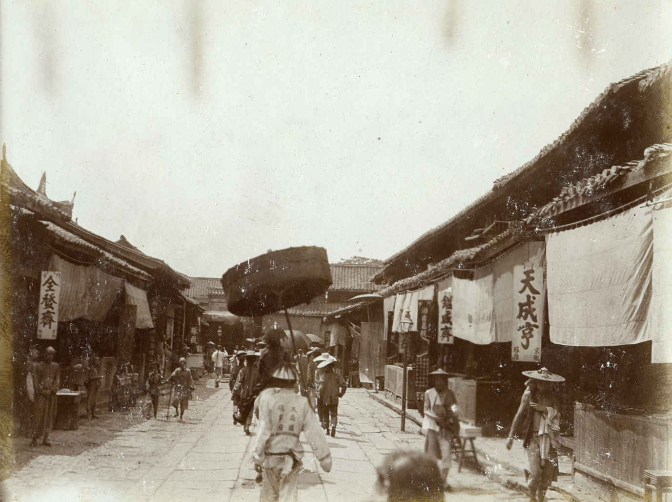 坐在轿子里的路德维希·魏斯，在去领事馆的路上，1912～1913年。 - 图5
